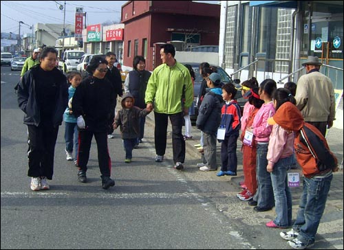 섬진강사랑마라톤에 참가한 손님들에게 인사하는 모습. 